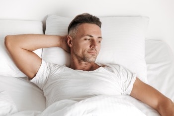 zrelaksowany mężczyzna